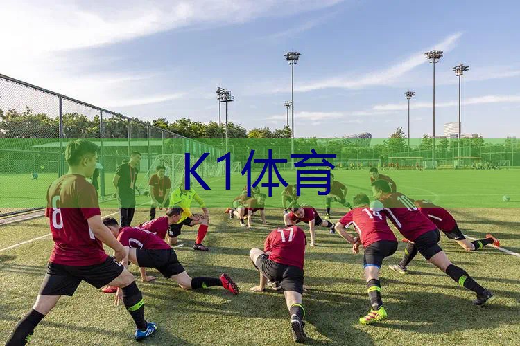 小猪佩奇用网球拍打足球